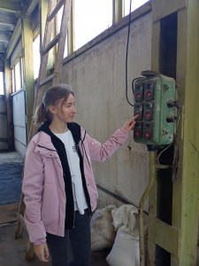 Шершнева Анастасия запускает работу норий на комбикормовом заводе